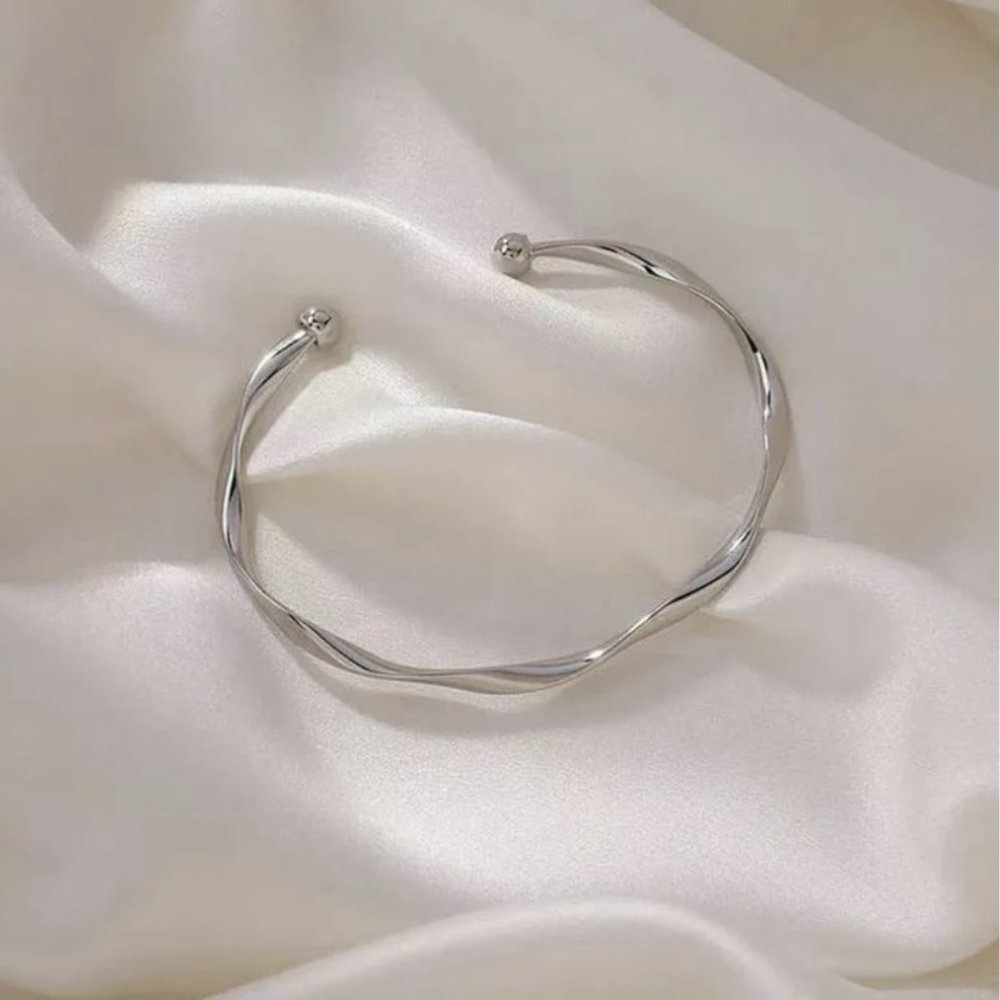 “Anya” Minimalist Twist Open Adjustable Gold Neutral Fashion Simple Bracelet - Picture 4 of 9